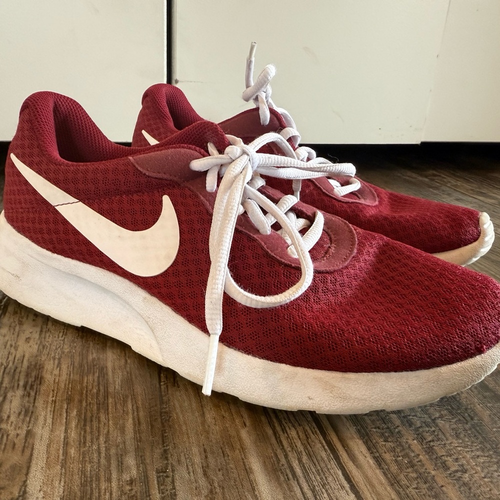 Nike Wine Gym Shoe Women’s 7.5